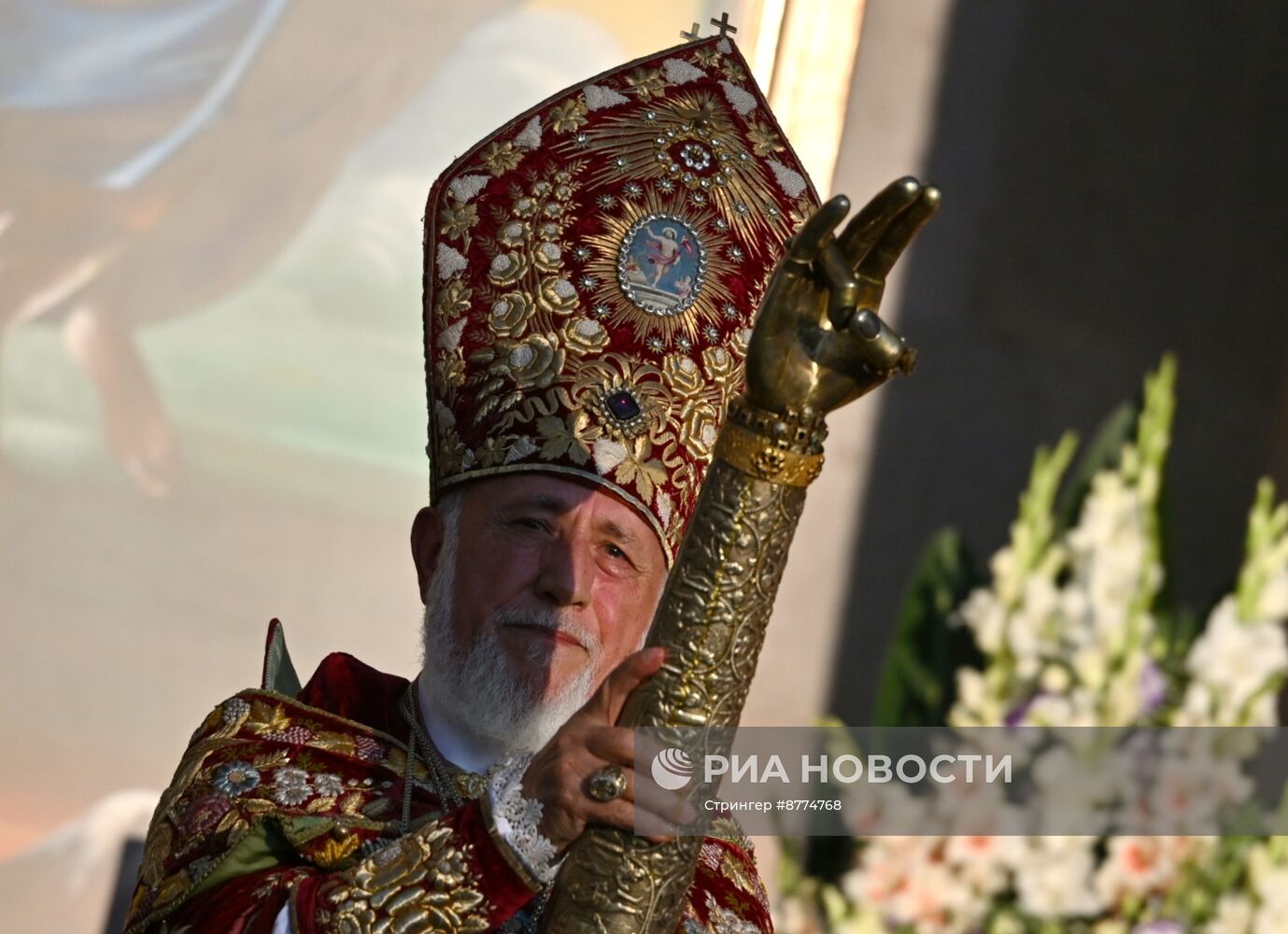 Католикос всех армян Гарегин II провел церемонию освящения Пресветлого Мира