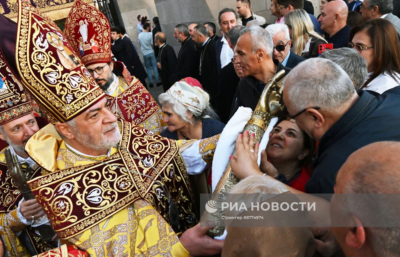 Католикос всех армян Гарегин II провел церемонию освящения Пресветлого Мира