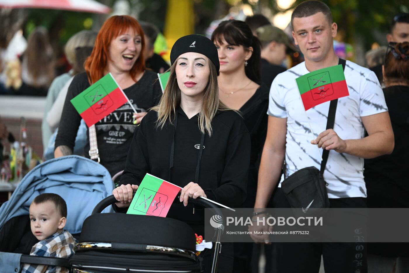 Раздача флагов в Мелитополе ко Дню воссоединения новых территорий с РФ