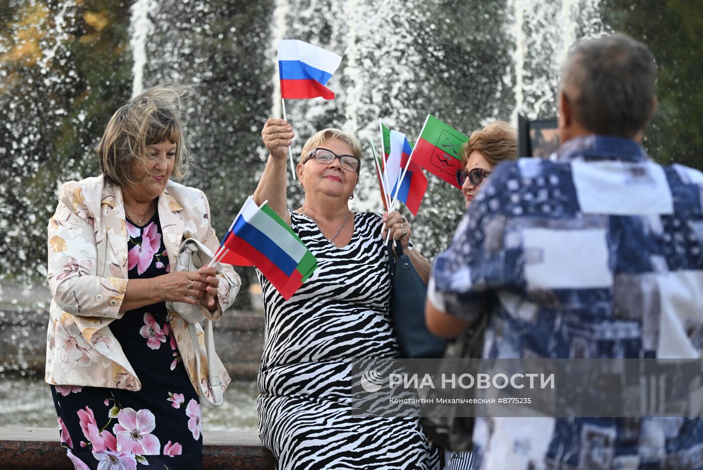 Раздача флагов в Мелитополе ко Дню воссоединения новых территорий с РФ