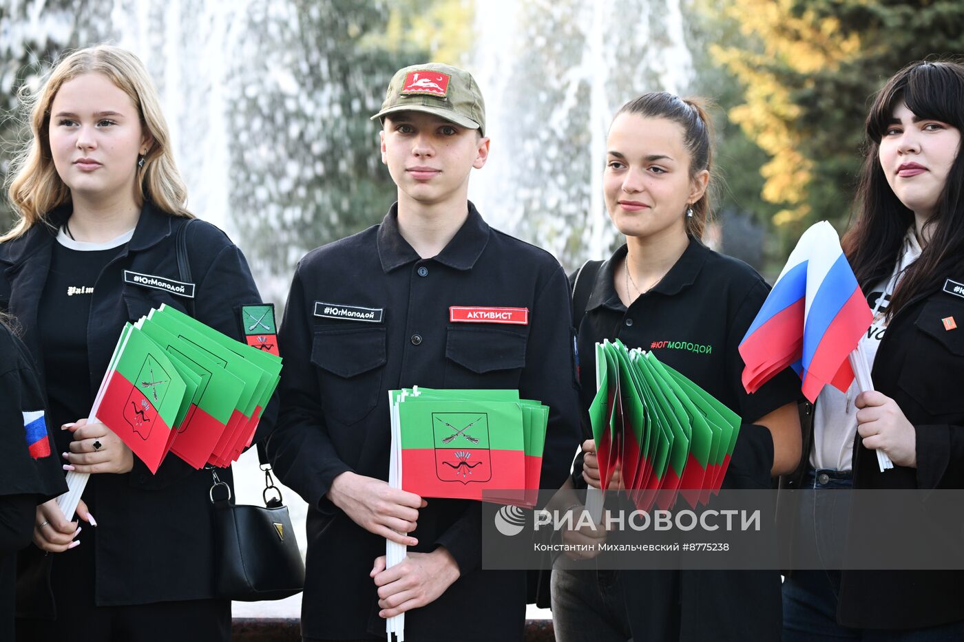 Раздача флагов в Мелитополе ко Дню воссоединения новых территорий с РФ