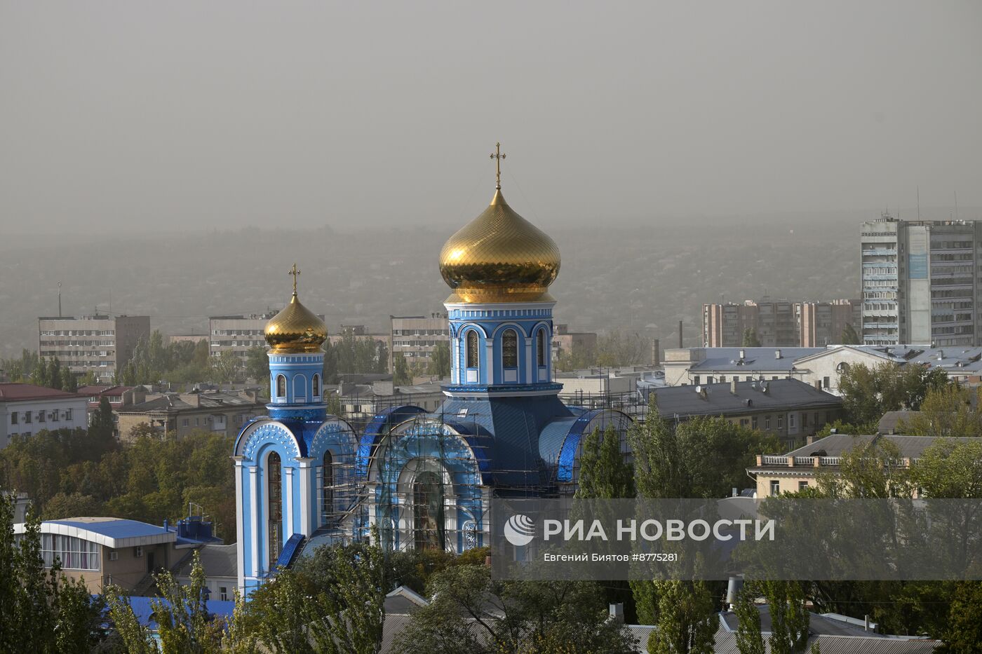 Луганск накрыла песчаная буря и смог от природных пожаров