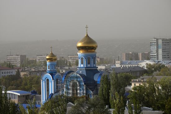 Луганск накрыла песчаная буря и смог от природных пожаров