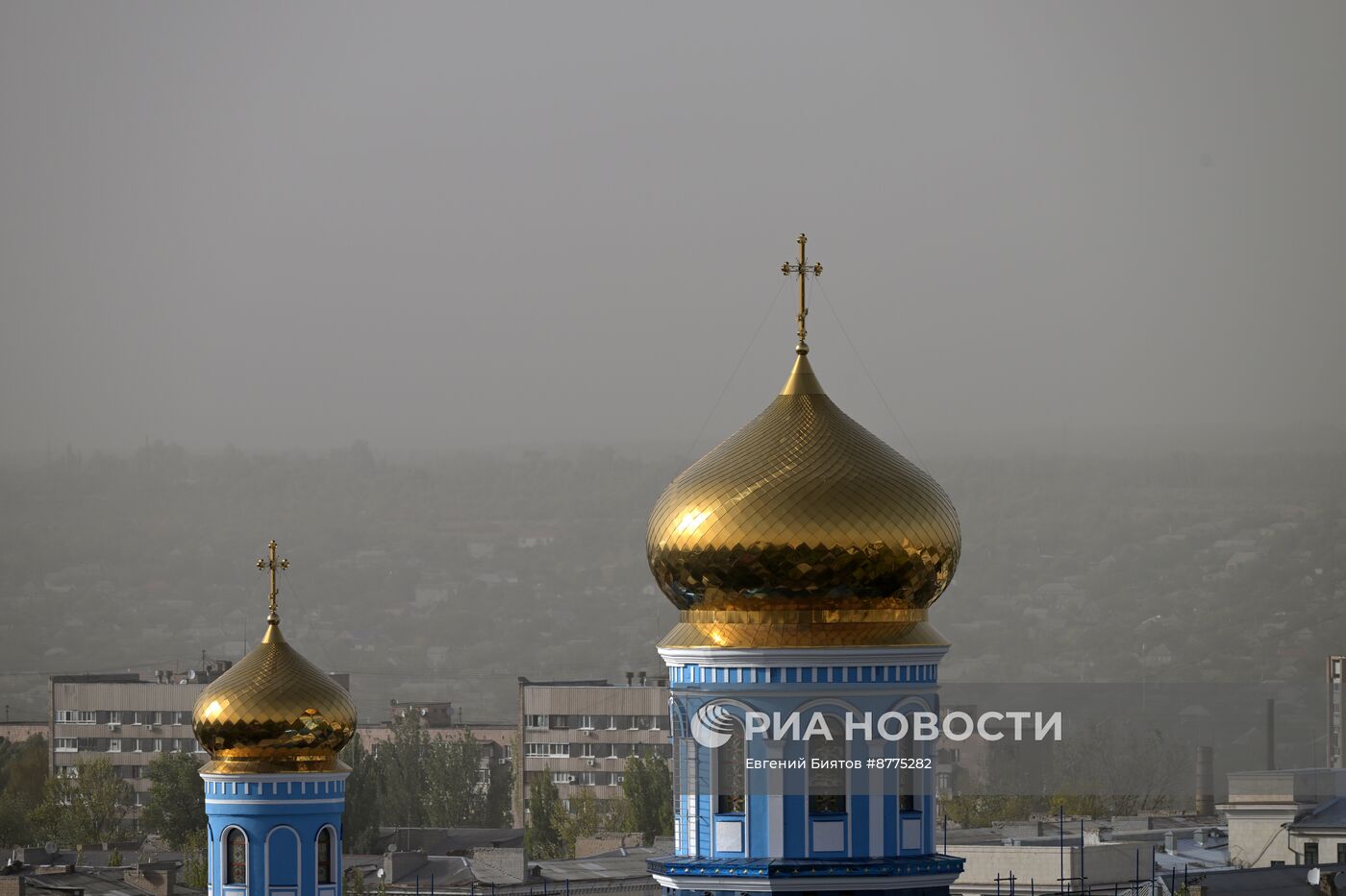 Луганск накрыла песчаная буря и смог от природных пожаров