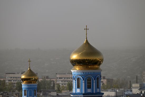 Луганск накрыла песчаная буря и смог от природных пожаров