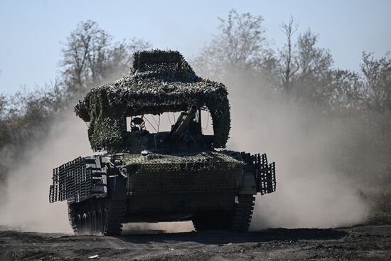 Подготовка экипажей БМП-3 на полигоне в Запорожской области