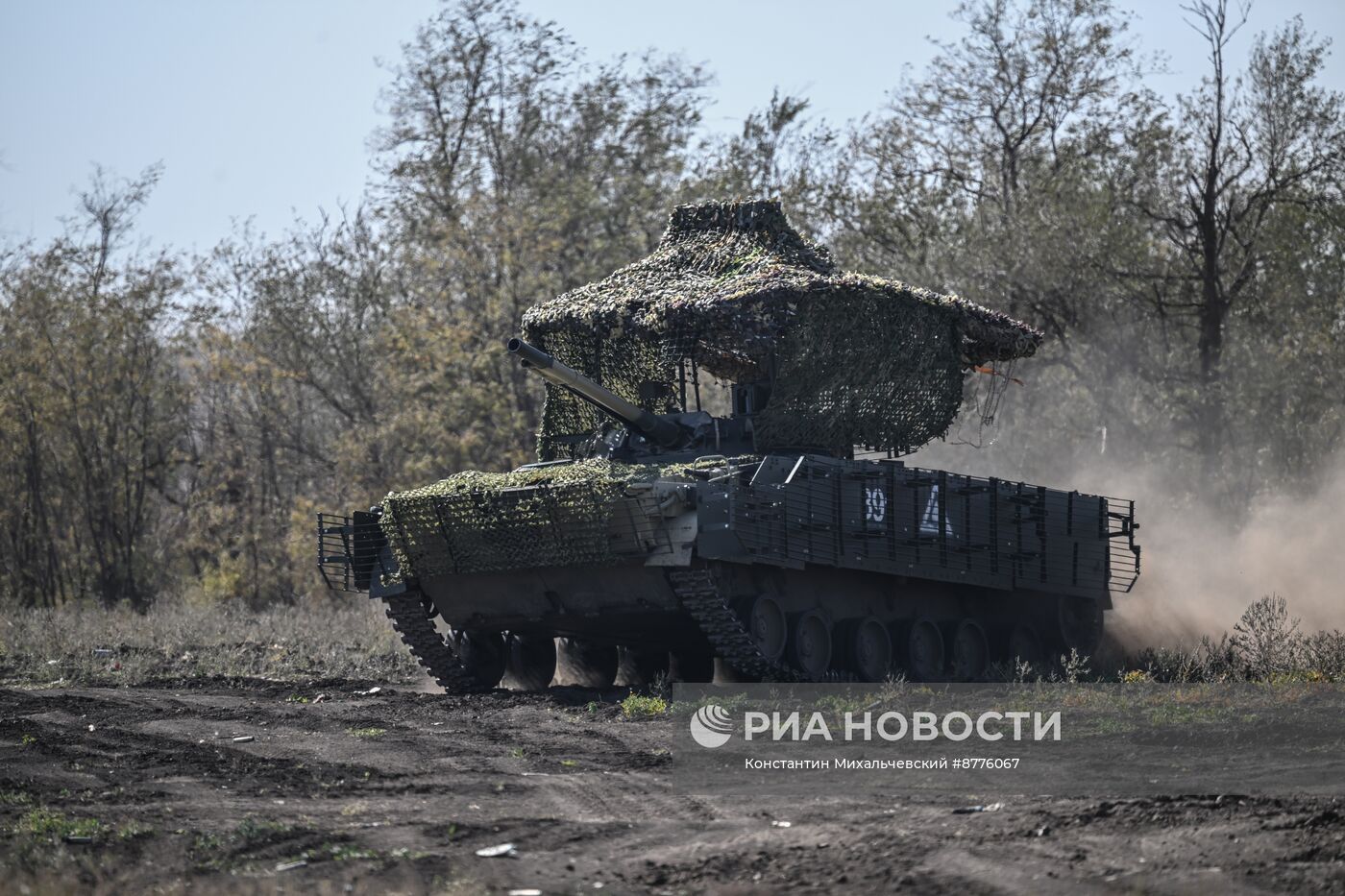 Подготовка экипажей БМП-3 на полигоне в Запорожской области