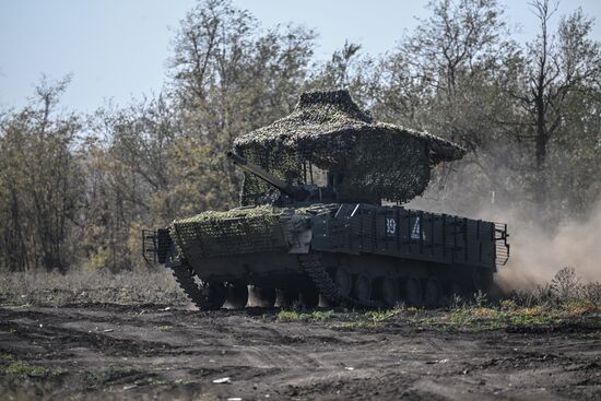 Подготовка экипажей БМП-3 на полигоне в Запорожской области