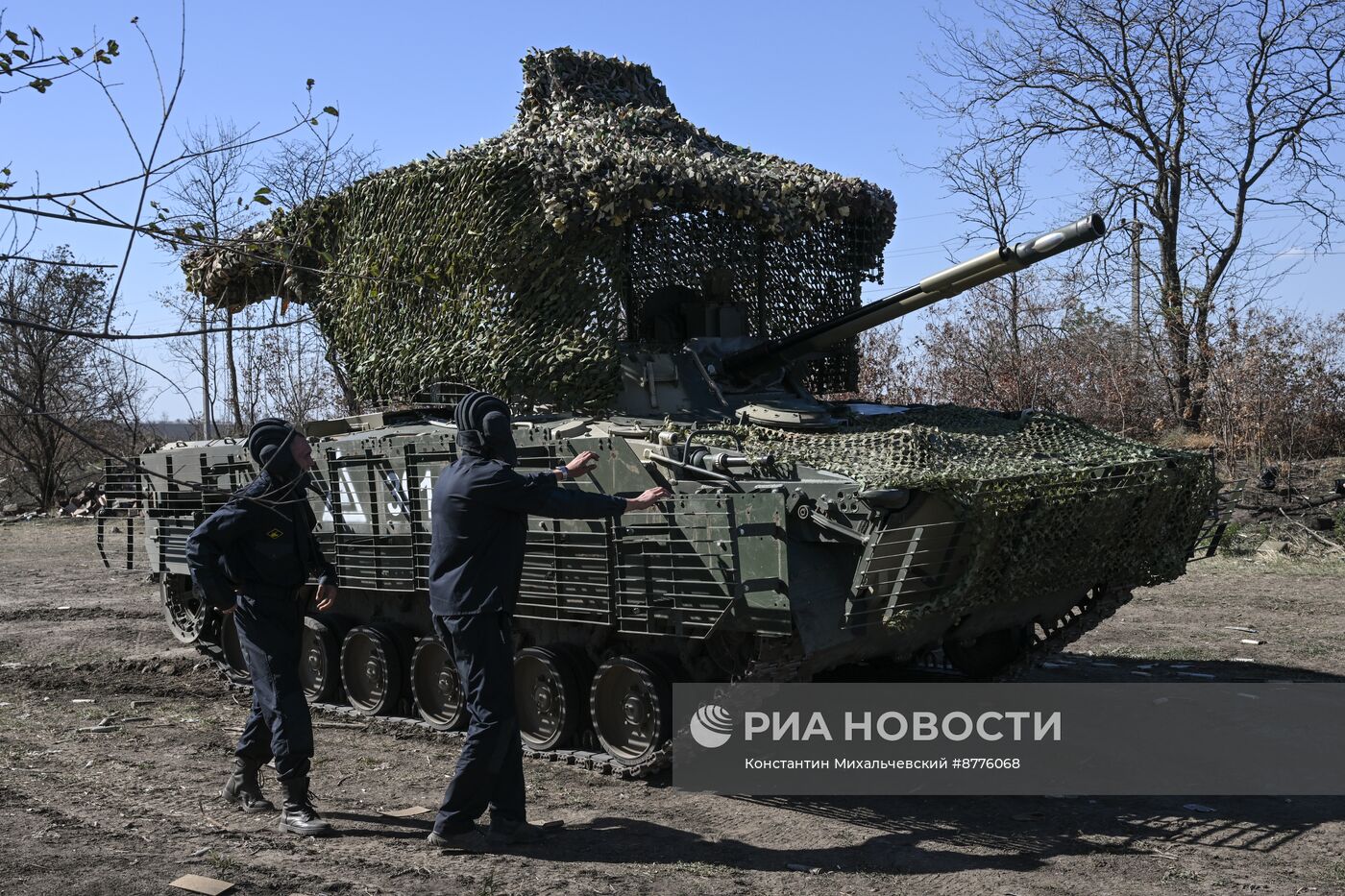 Подготовка экипажей БМП-3 на полигоне в Запорожской области