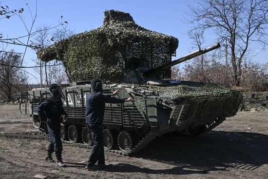 Подготовка экипажей БМП-3 на полигоне в Запорожской области