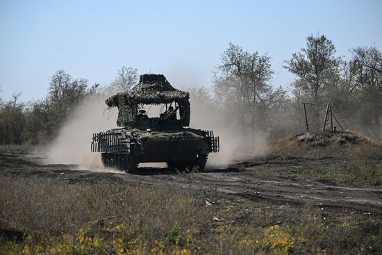 Подготовка экипажей БМП-3 на полигоне в Запорожской области