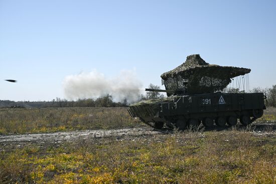 Подготовка экипажей БМП-3 на полигоне в Запорожской области