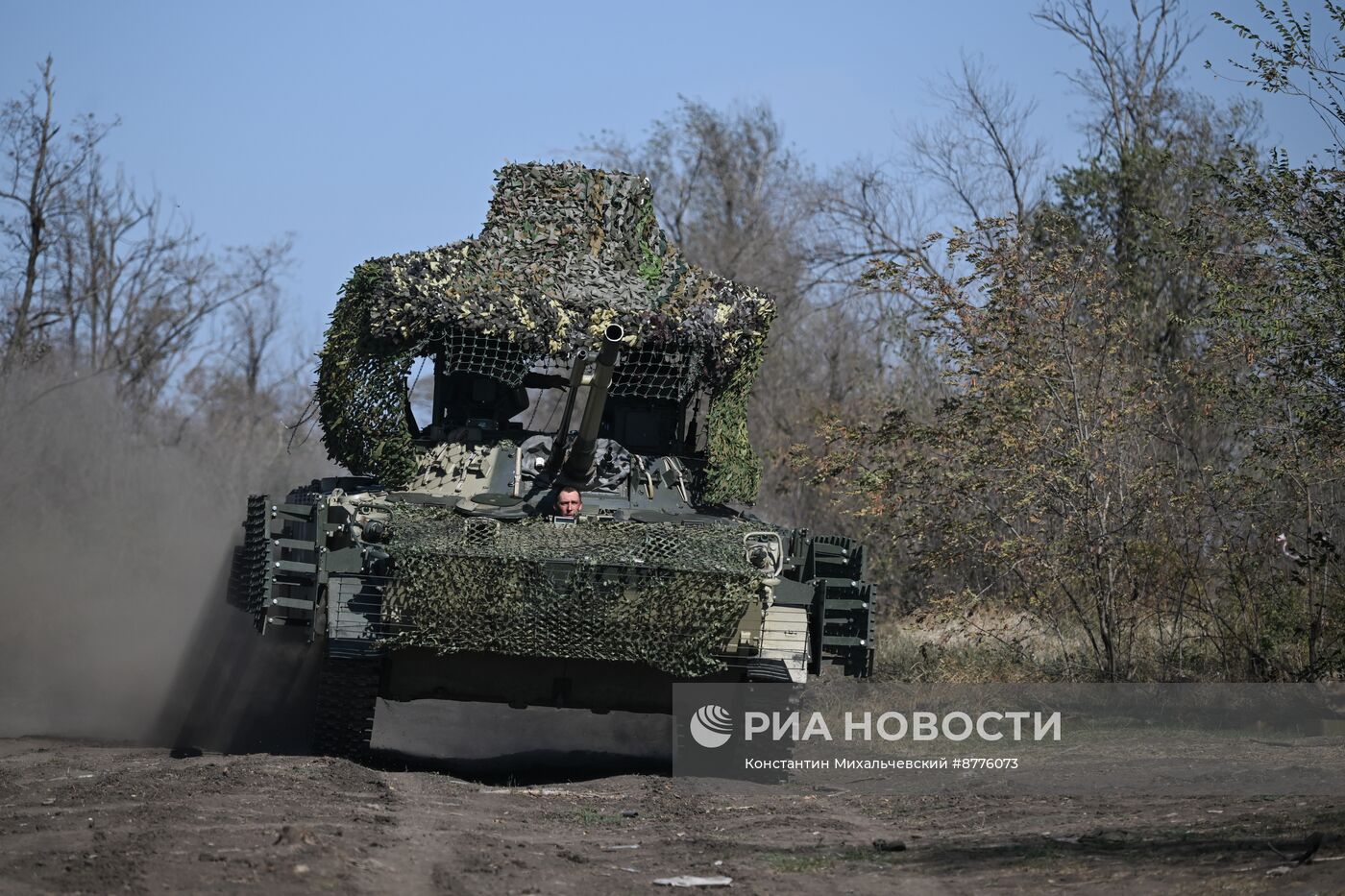 Подготовка экипажей БМП-3 на полигоне в Запорожской области