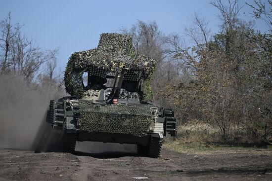 Подготовка экипажей БМП-3 на полигоне в Запорожской области