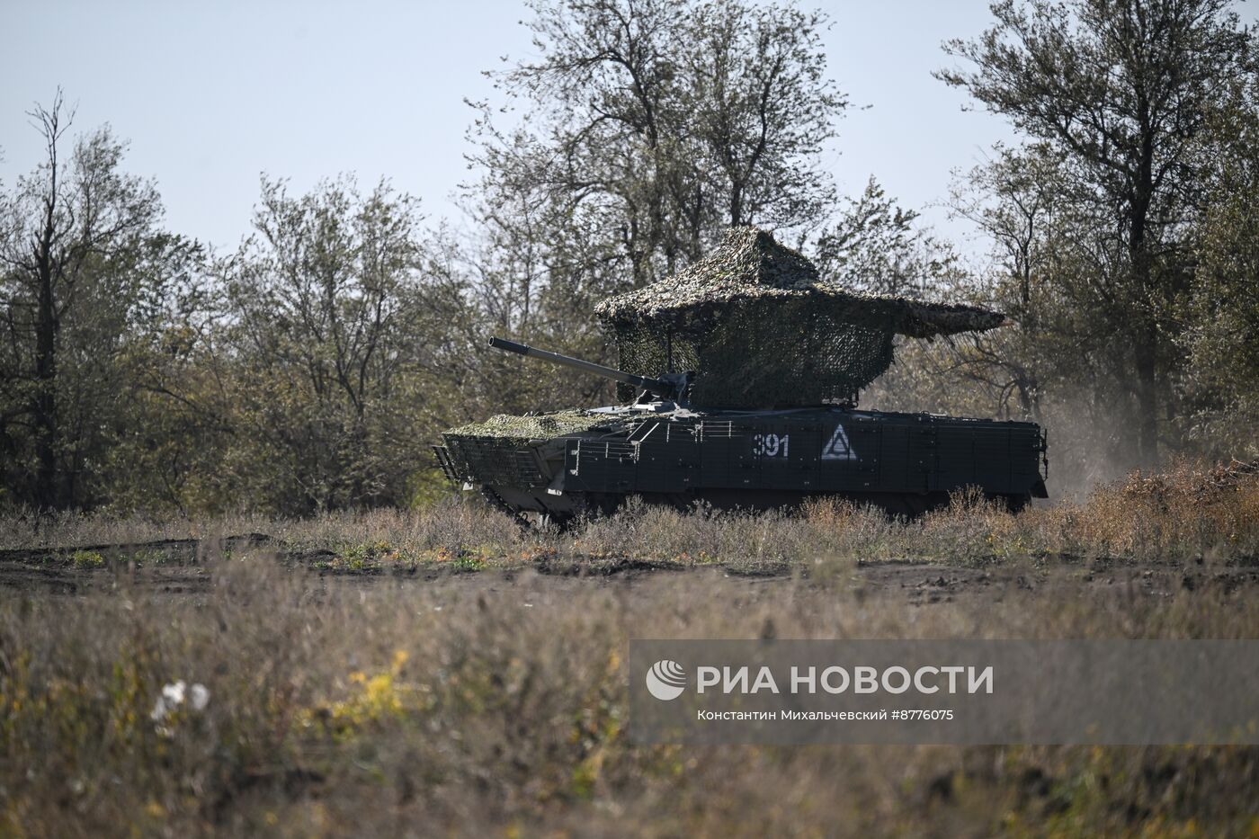 Подготовка экипажей БМП-3 на полигоне в Запорожской области