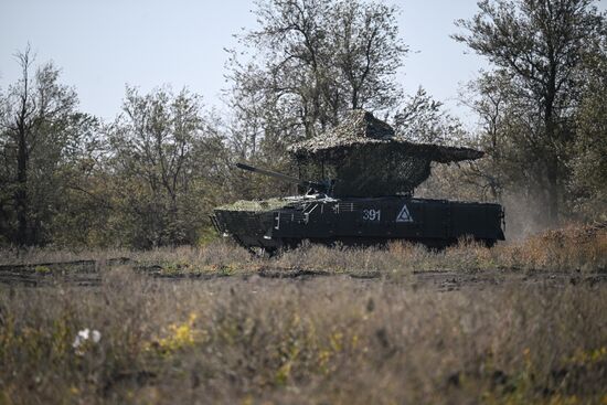 Подготовка экипажей БМП-3 на полигоне в Запорожской области