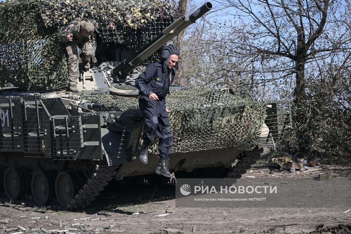 Подготовка экипажей БМП-3 на полигоне в Запорожской области