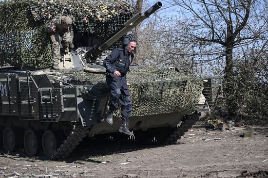 Подготовка экипажей БМП-3 на полигоне в Запорожской области