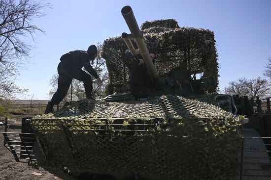 Подготовка экипажей БМП-3 на полигоне в Запорожской области