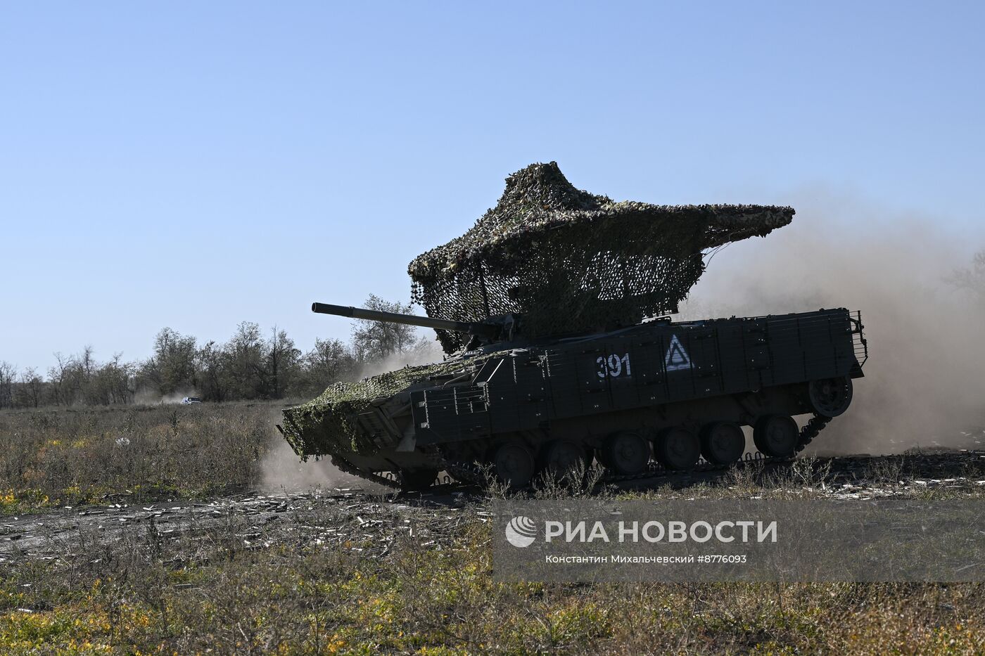 Подготовка экипажей БМП-3 на полигоне в Запорожской области