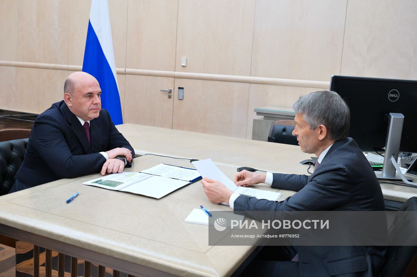 Премьер-министр Михаил Мишустин встретился с председателем правления АО "Россельхозбанк" Борисом Листовым