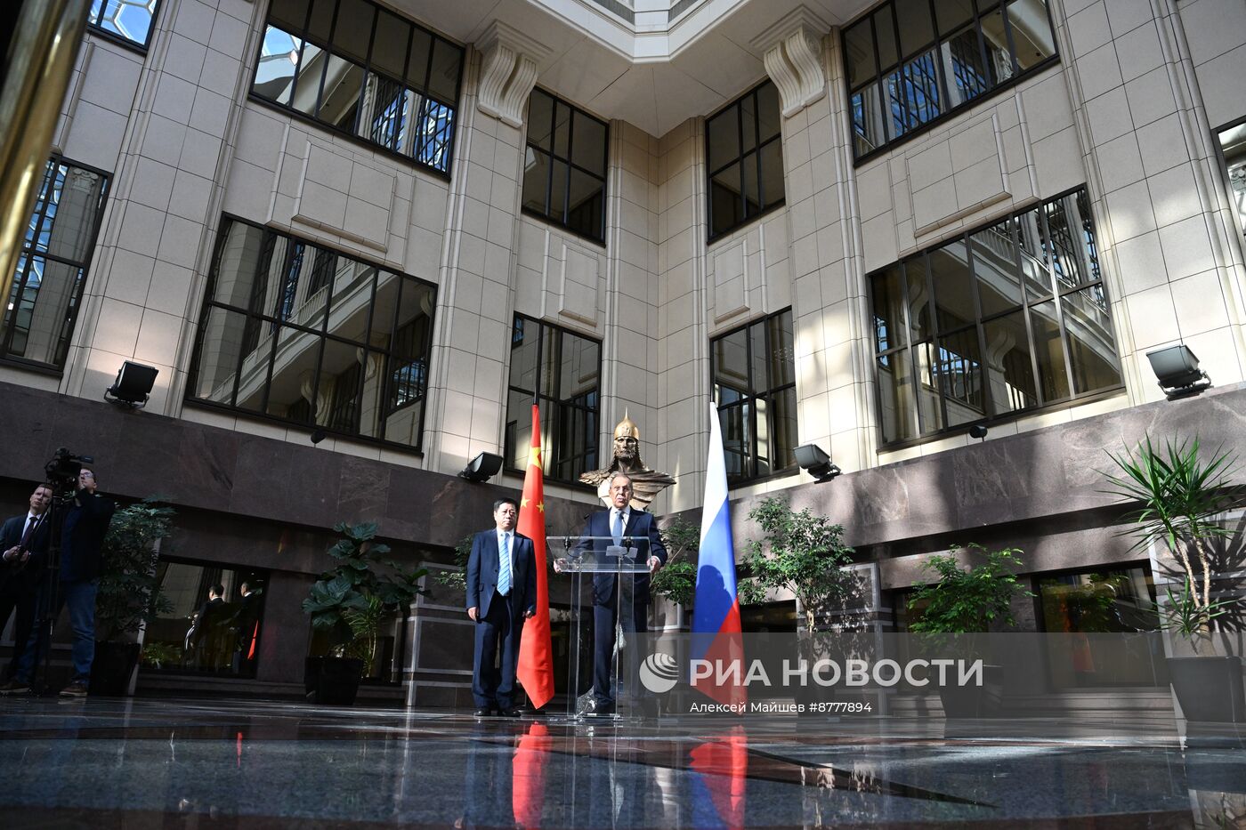 Открытие выставки к 75-летию установления дипотношений между Россией и КНР