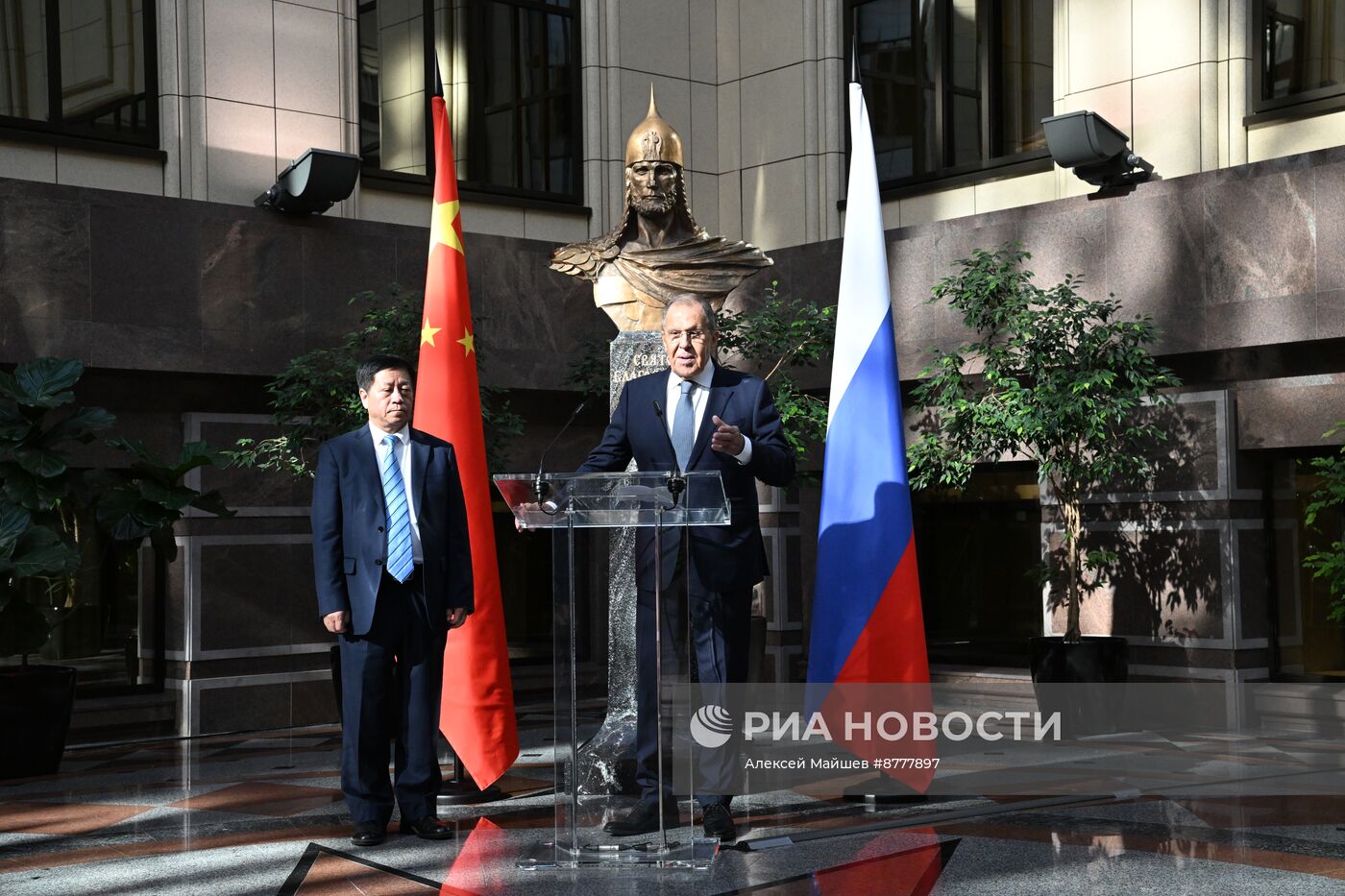 Открытие выставки к 75-летию установления дипотношений между Россией и КНР