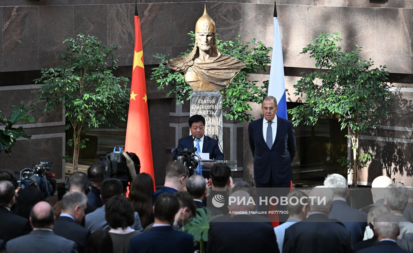 Открытие выставки к 75-летию установления дипотношений между Россией и КНР
