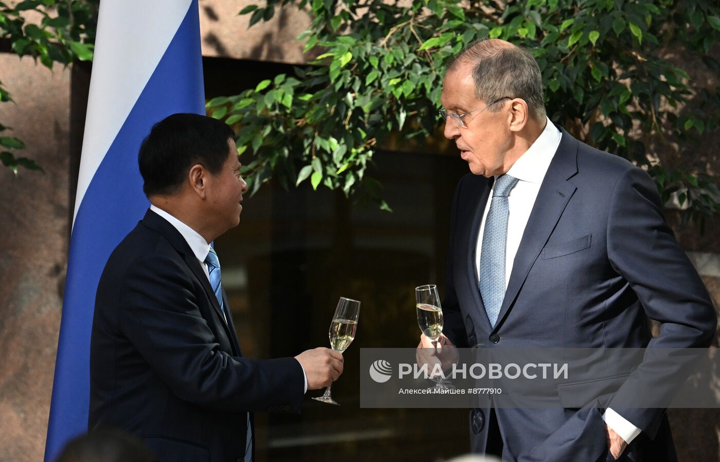 Открытие выставки к 75-летию установления дипотношений между Россией и КНР