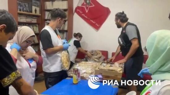 Активисты в центре Союза Демократической молодежи Ливана организовывают помощь беженцам с юга страны