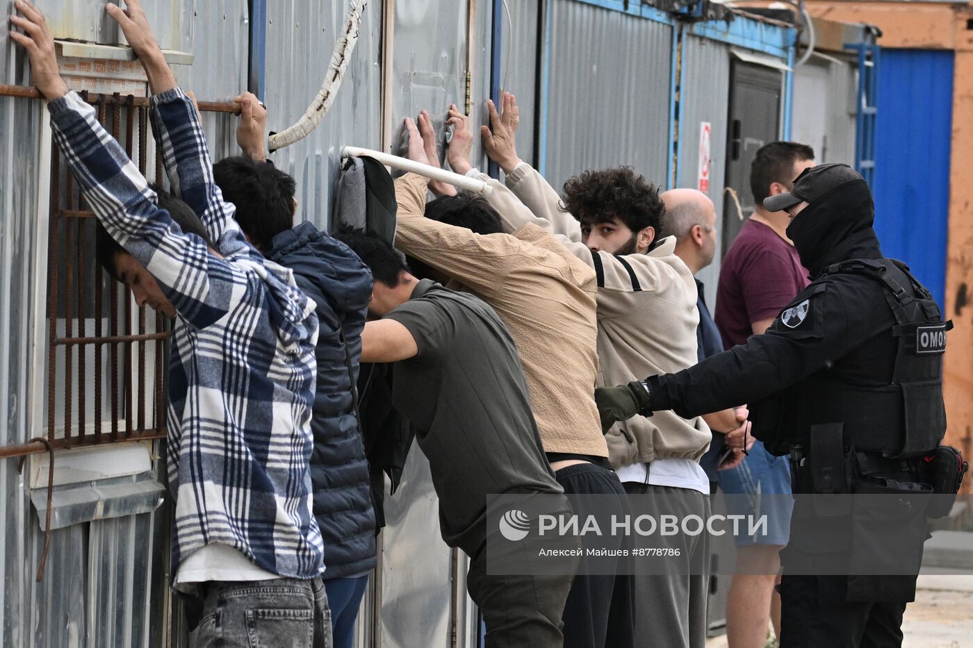 Рейд по выявлению нелегальных мигрантов в Москве 