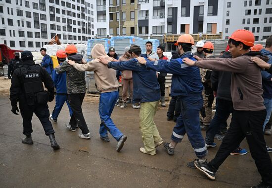 Рейд по выявлению нелегальных мигрантов в Москве 