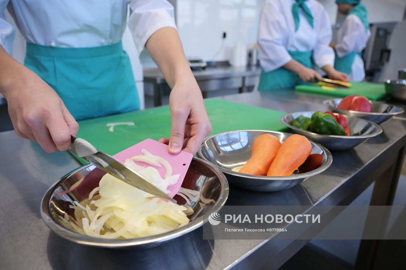 Занятие в Первом православном колледже по специальности "Поварское и кондитерское дело"