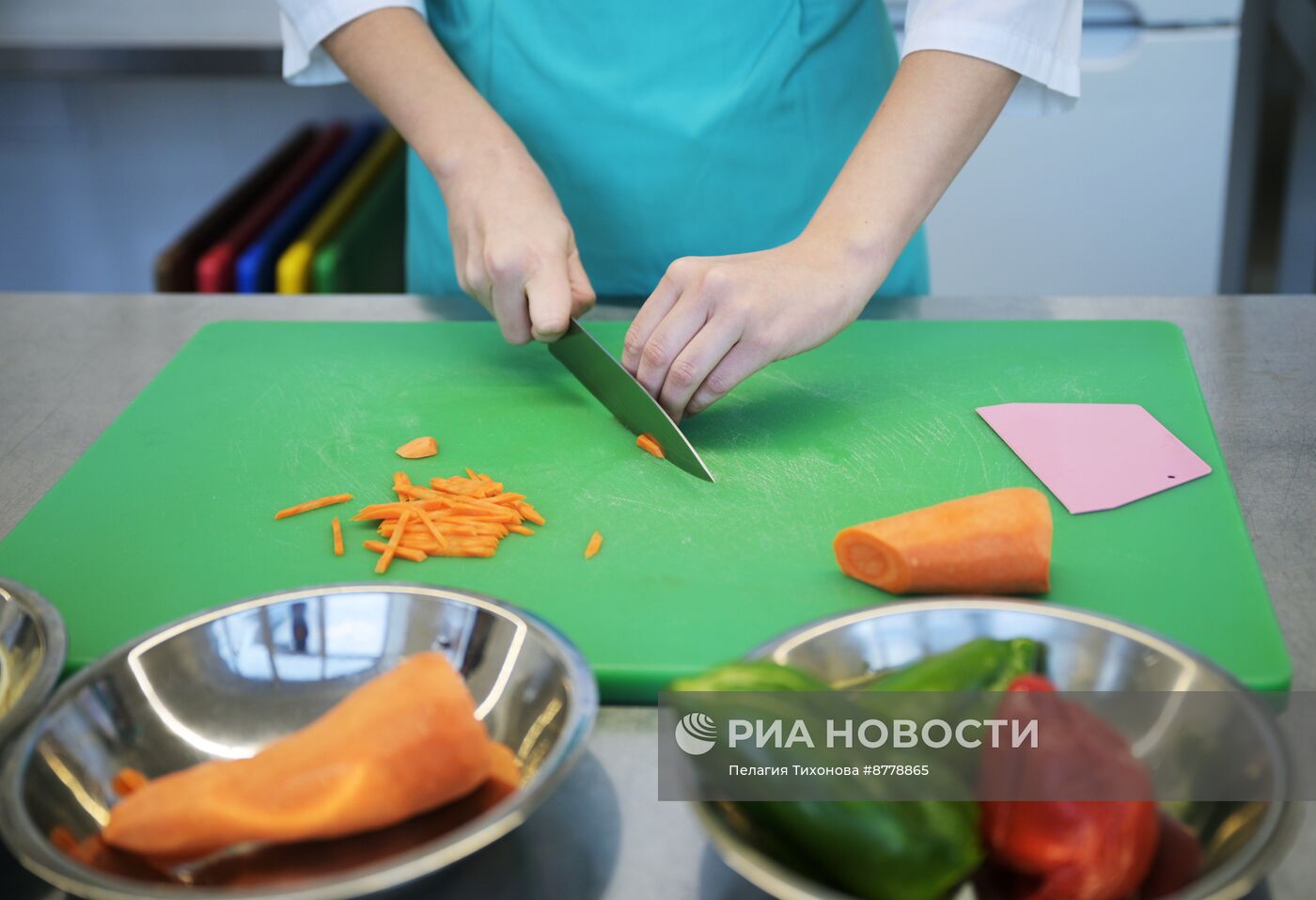 Занятие в Первом православном колледже по специальности "Поварское и кондитерское дело"