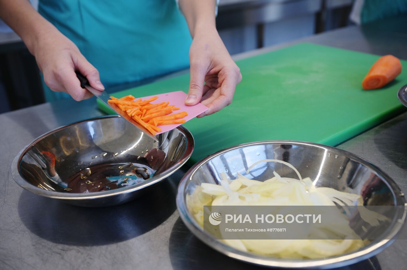 Занятие в Первом православном колледже по специальности "Поварское и кондитерское дело"