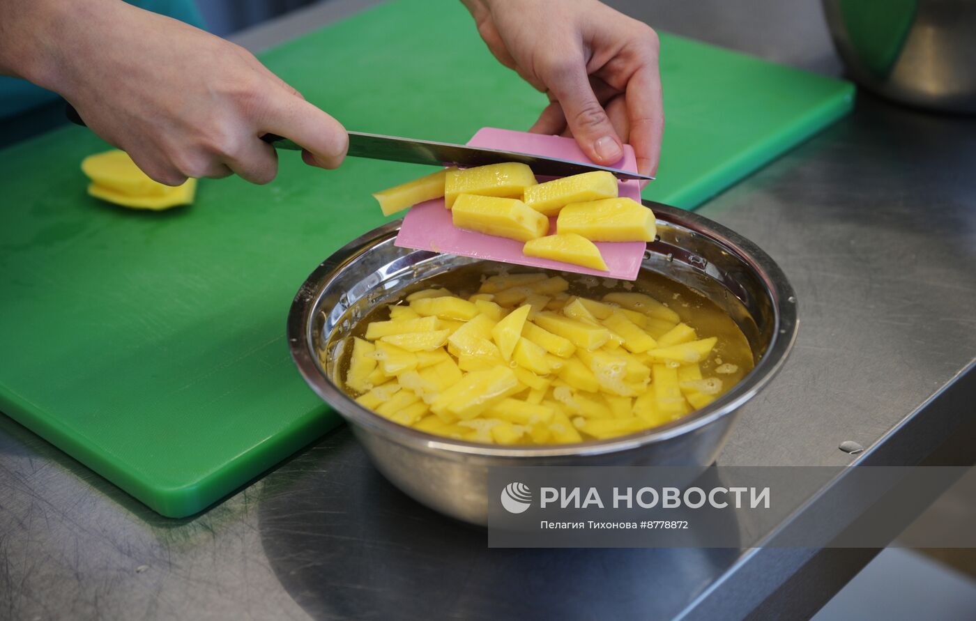 Занятие в Первом православном колледже по специальности "Поварское и кондитерское дело"