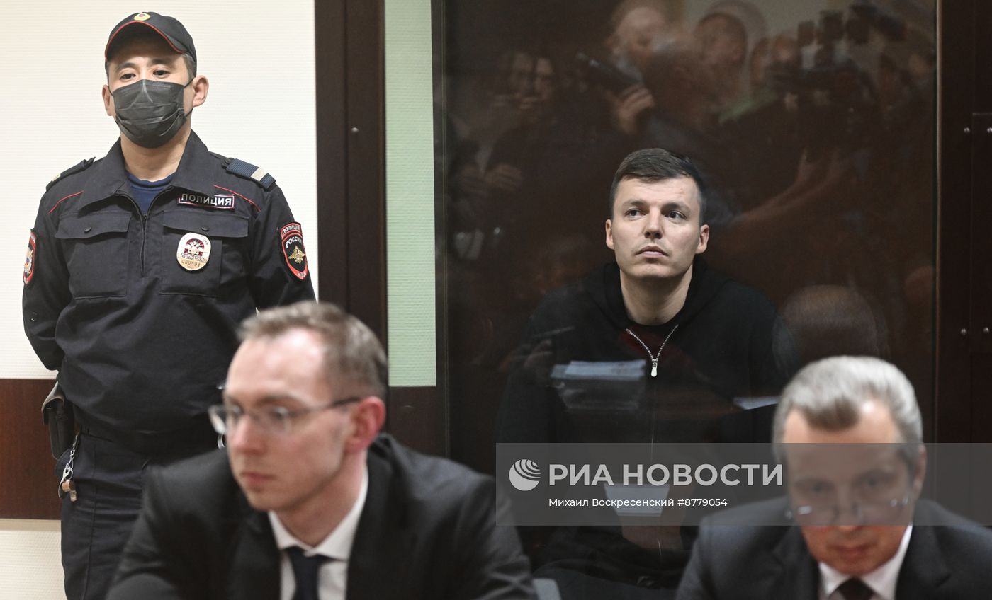 Избрание меры пресечения блогерам Чекалиным по делу о незаконном переводе за рубеж более 251 млн рублей