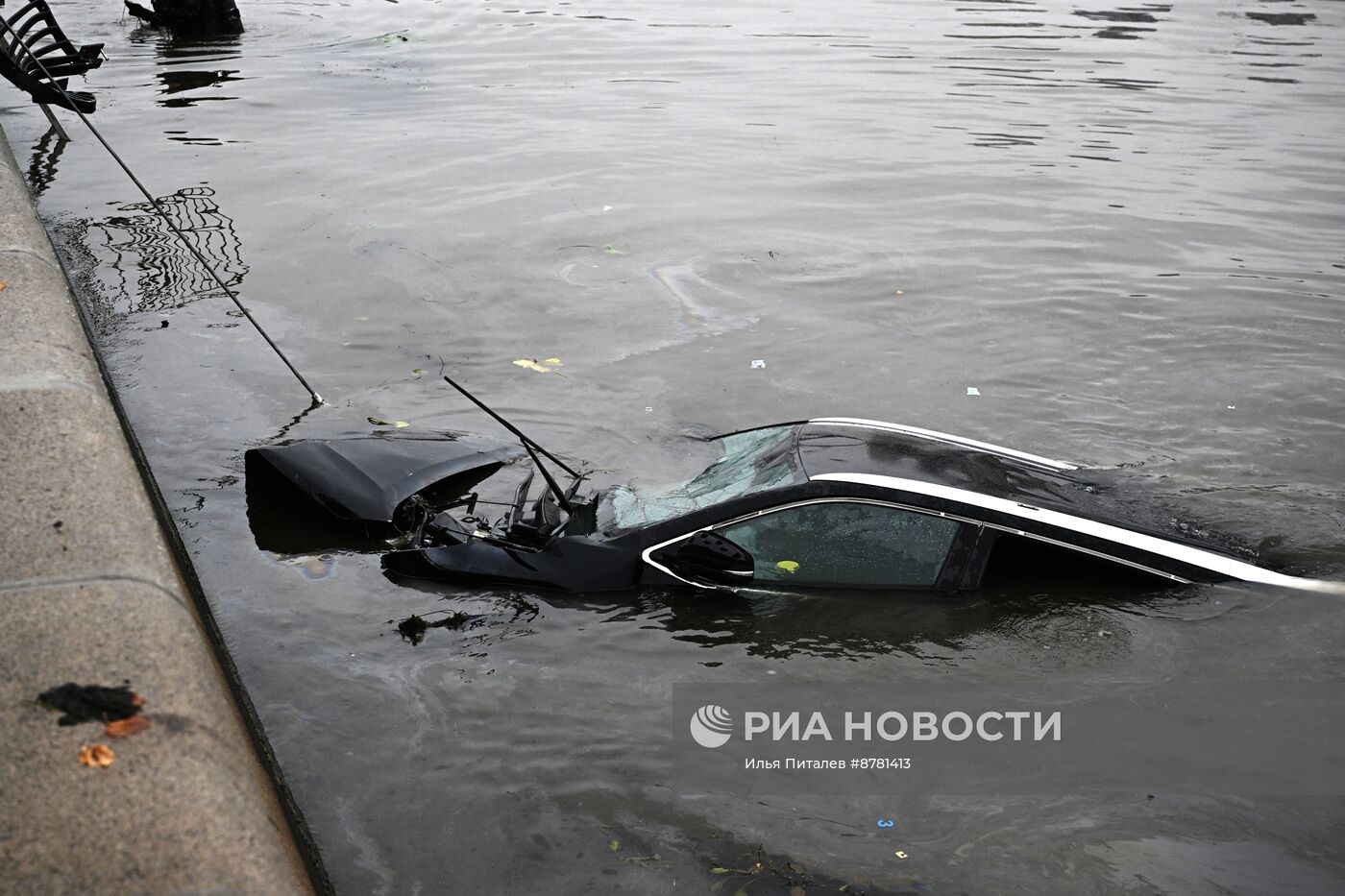 В Москве автомобиль упал в реку