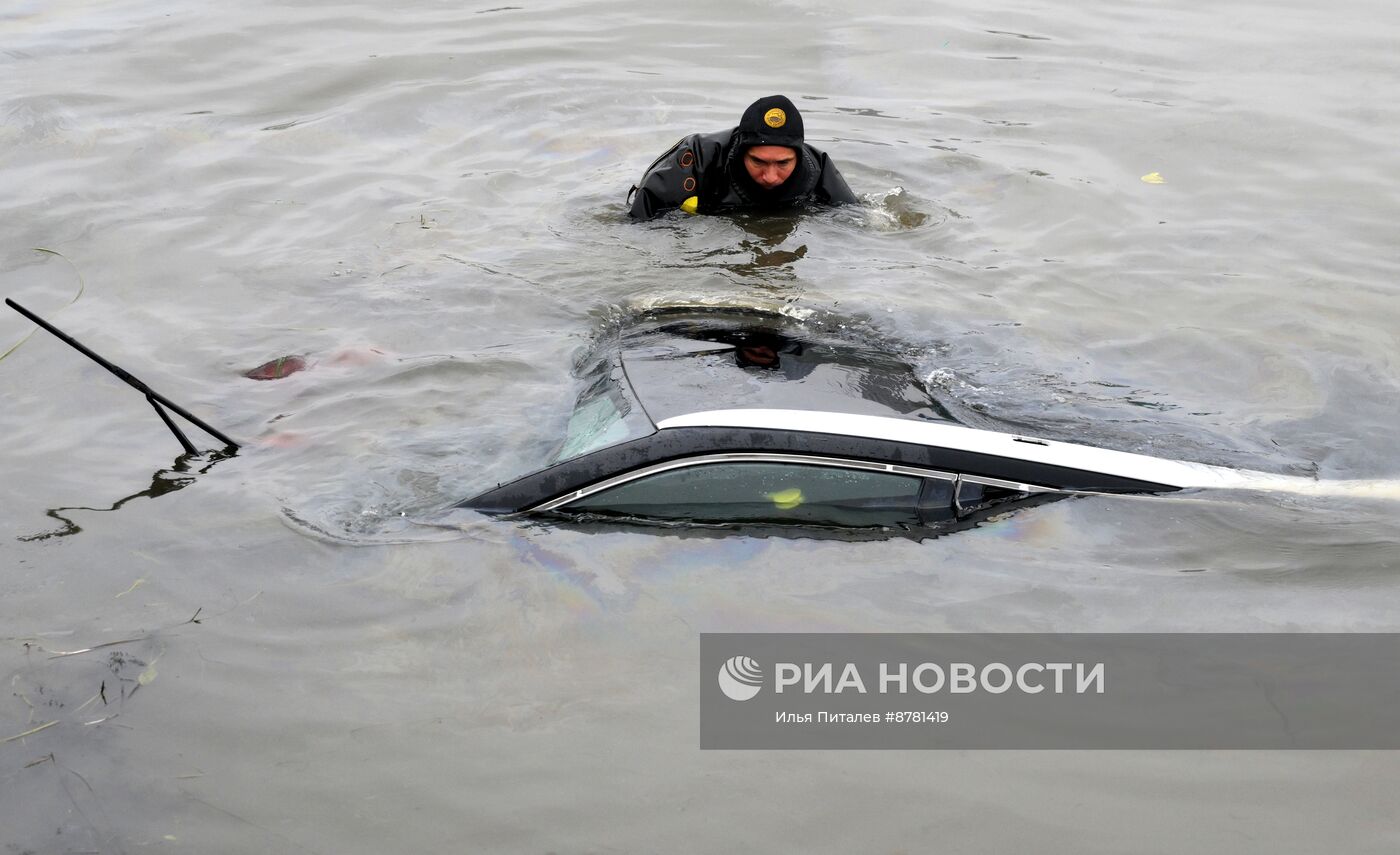 В Москве автомобиль упал в реку
