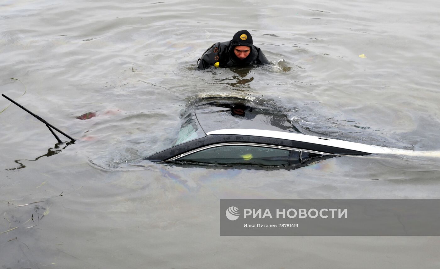 В Москве автомобиль упал в реку