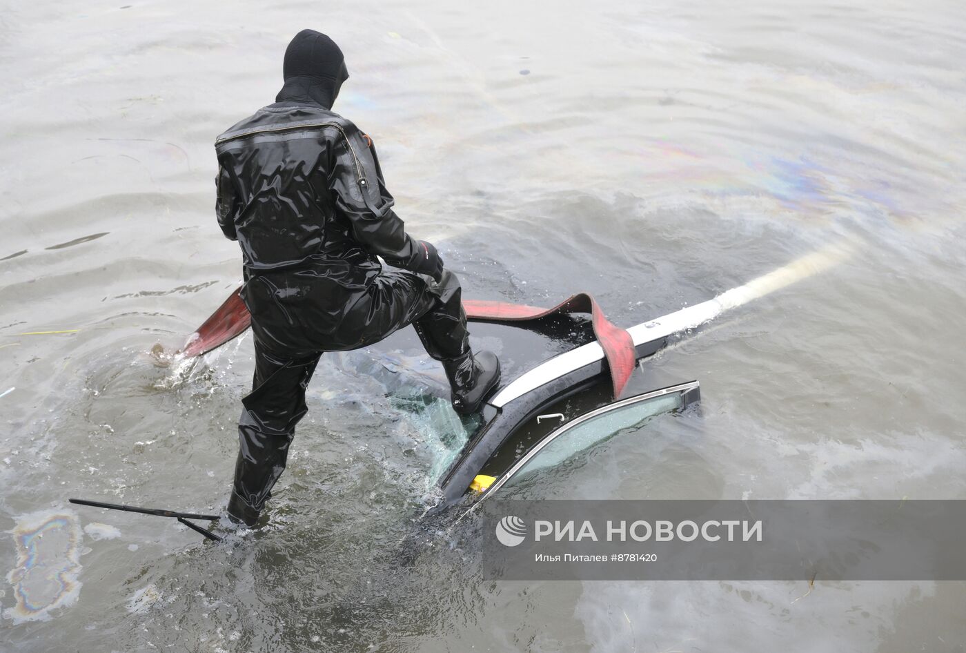 В Москве автомобиль упал в реку