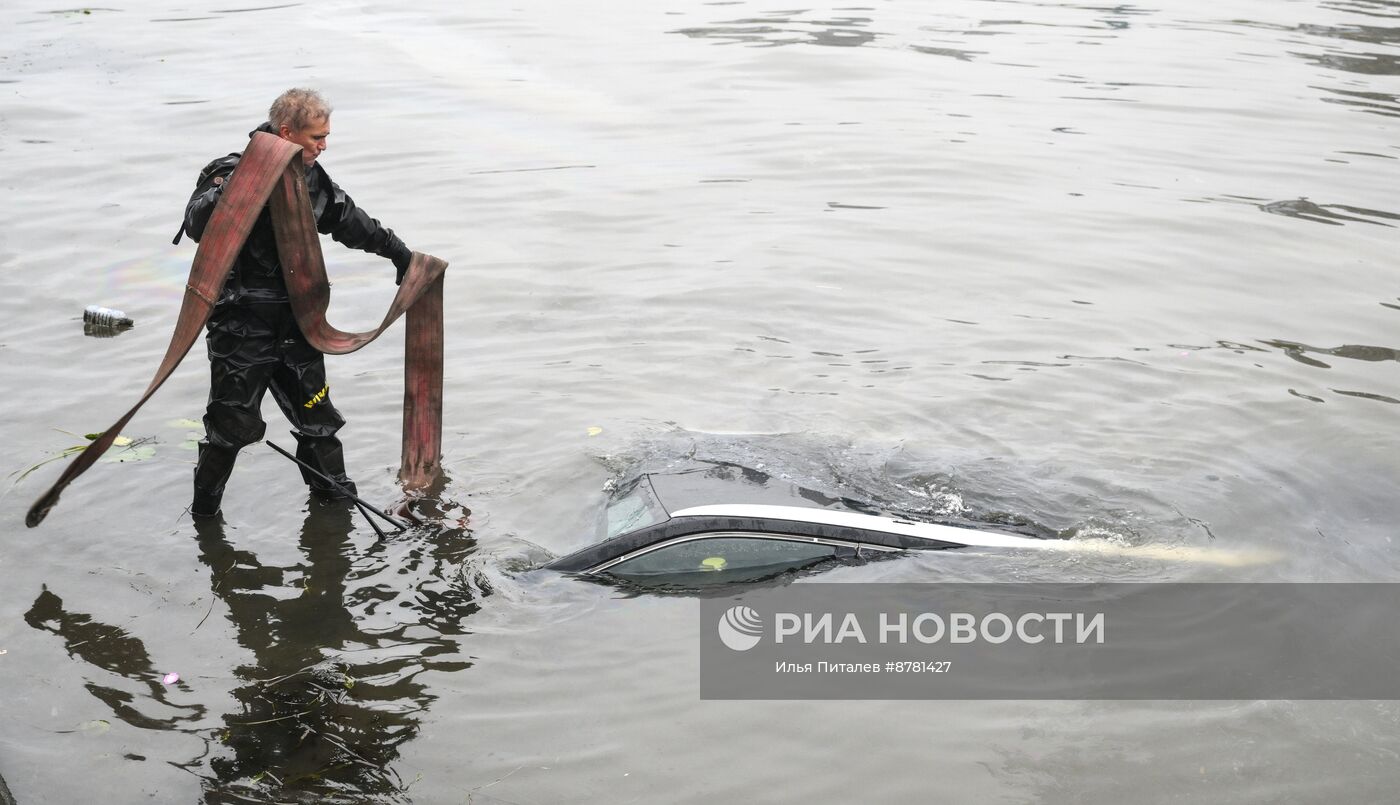 В Москве автомобиль упал в реку