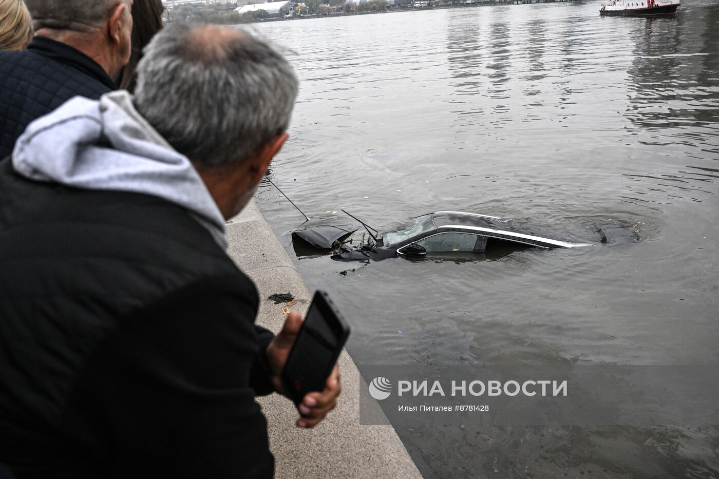 В Москве автомобиль упал в реку