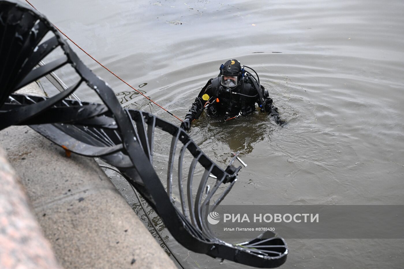 В Москве автомобиль упал в реку