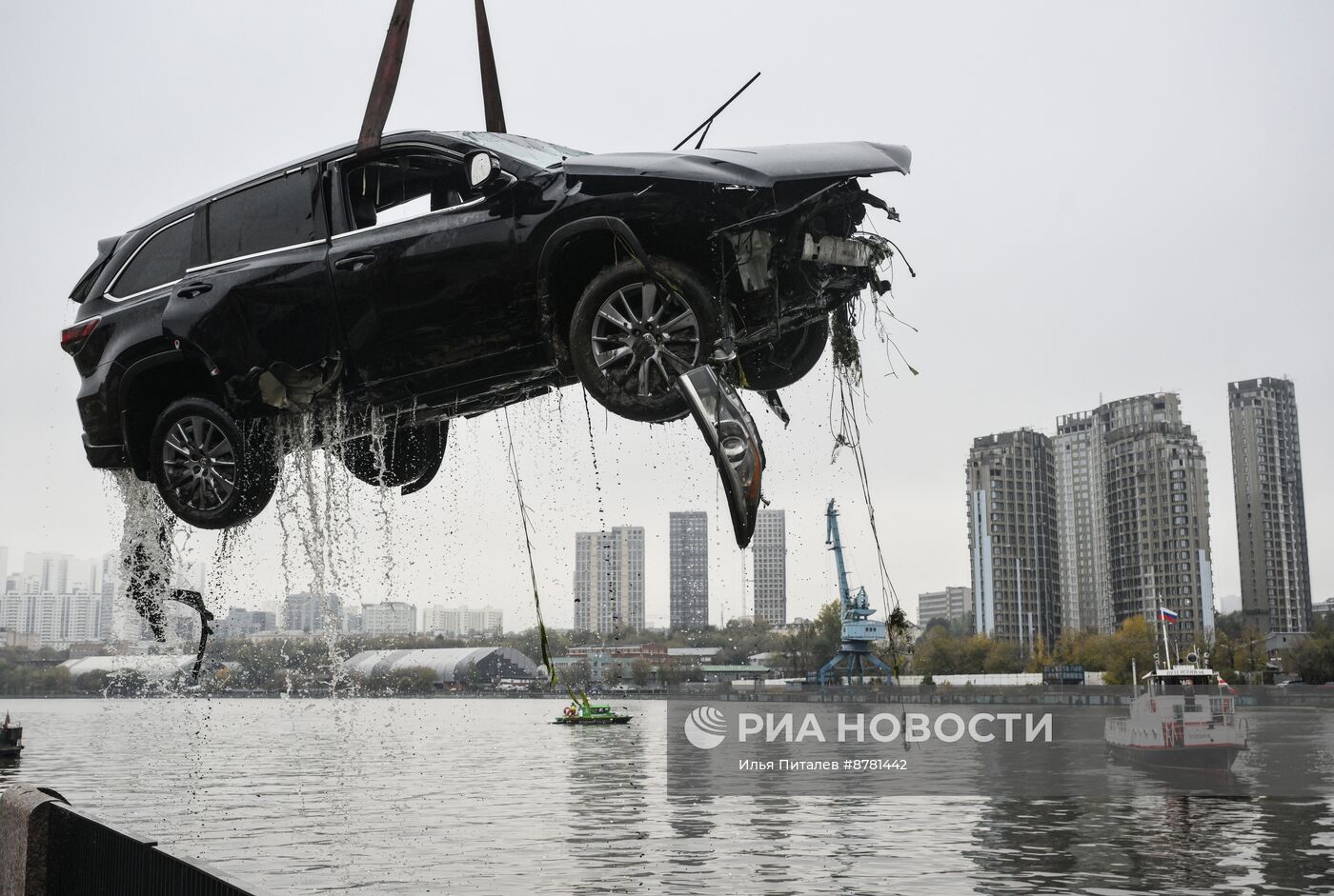 В Москве автомобиль упал в реку