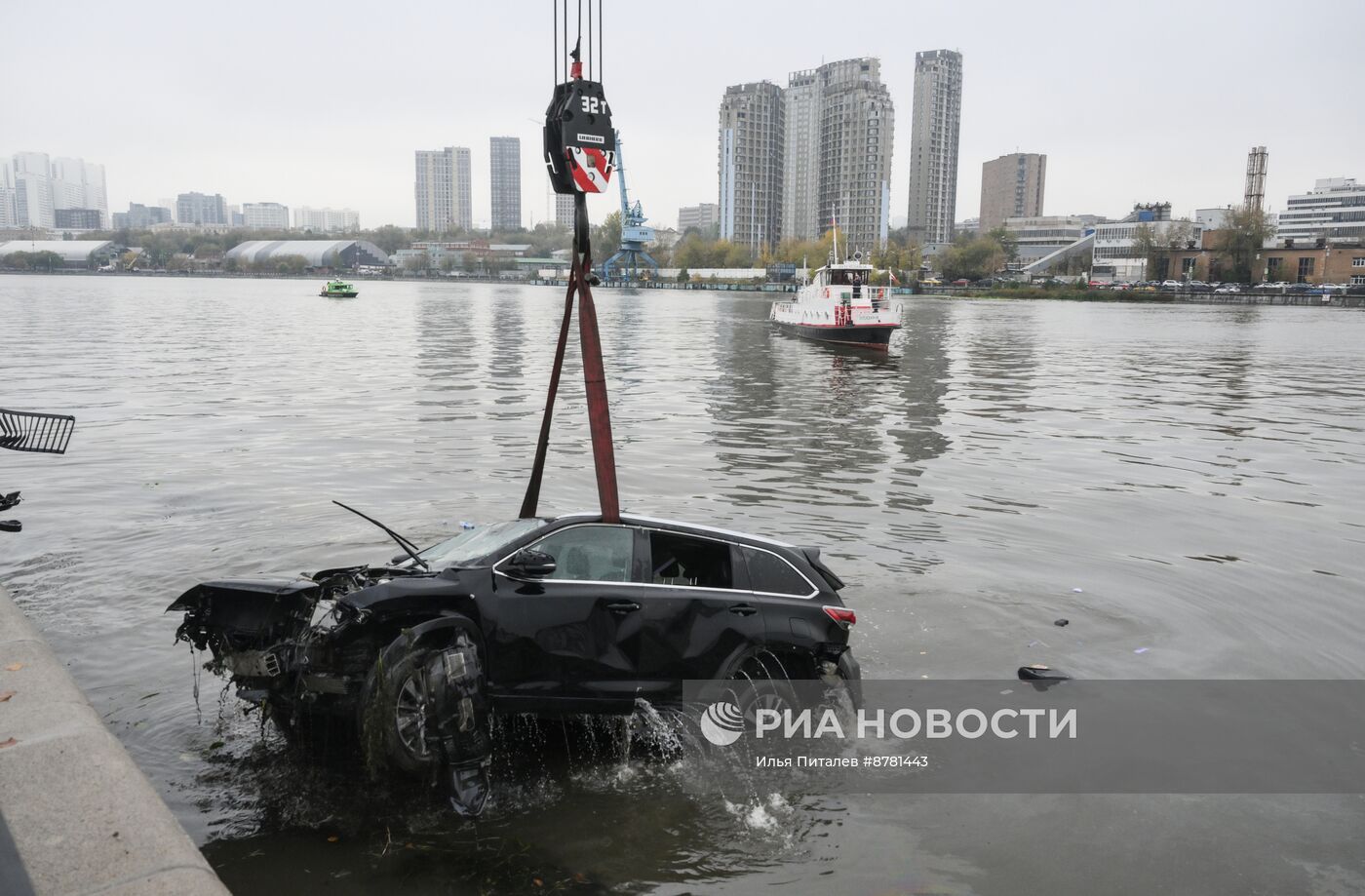 В Москве автомобиль упал в реку