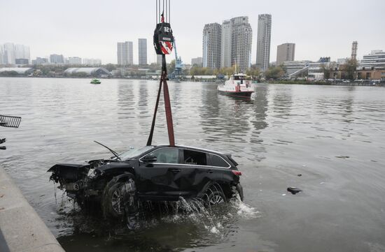 В Москве автомобиль упал в реку