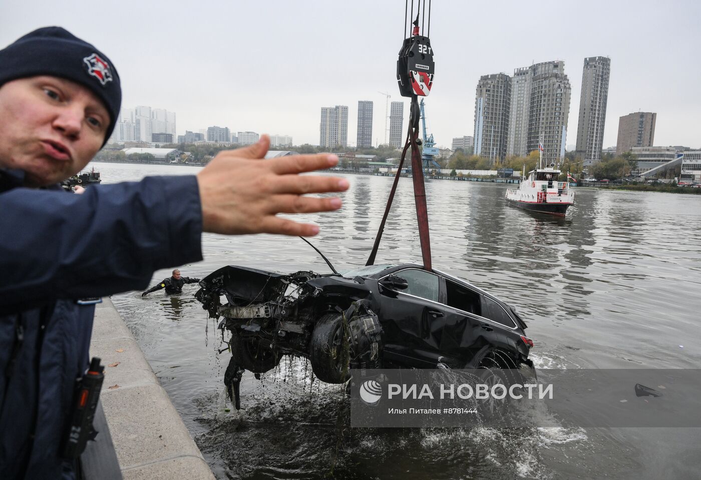 В Москве автомобиль упал в реку