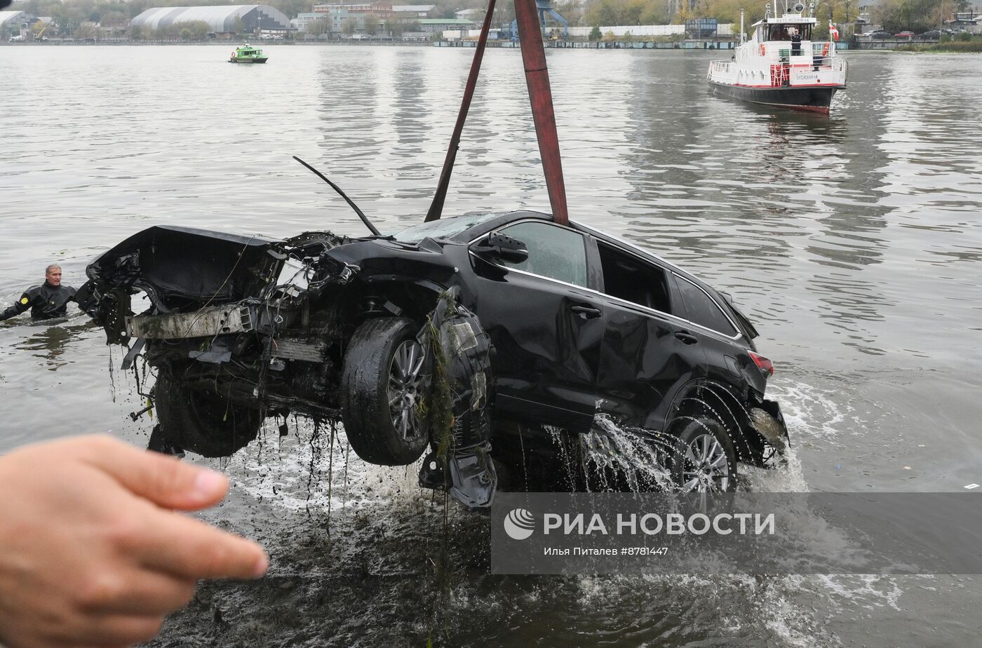 В Москве автомобиль упал в реку