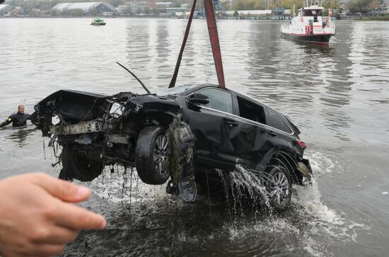 В Москве автомобиль упал в реку